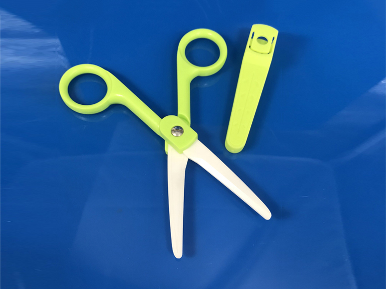Safe and fingerfriendly ceramic scissors INNOVACERAtechnical