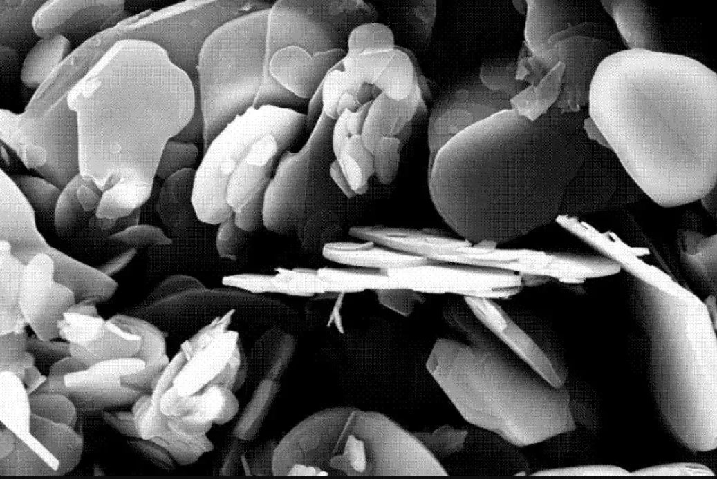 Hexagonal boron nitride sheets that conduct heat but not electricity